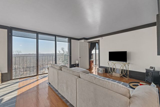 1800 7th Street 10E, East Moline, IL 61244