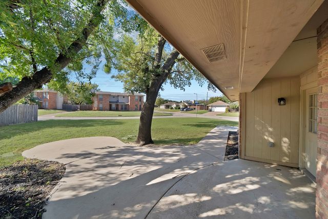 5300 Stagetrail Drive, Arlington, TX 76017