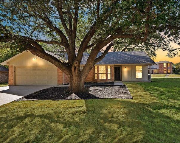 5300 Stagetrail Drive, Arlington, TX 76017