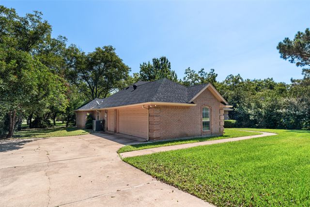 8911 Magnolia Vale Drive, Granbury, TX 76049