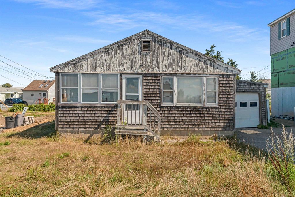 Image 2 of property listing at 562 Winnacunnet Road, Hampton, NH 03842