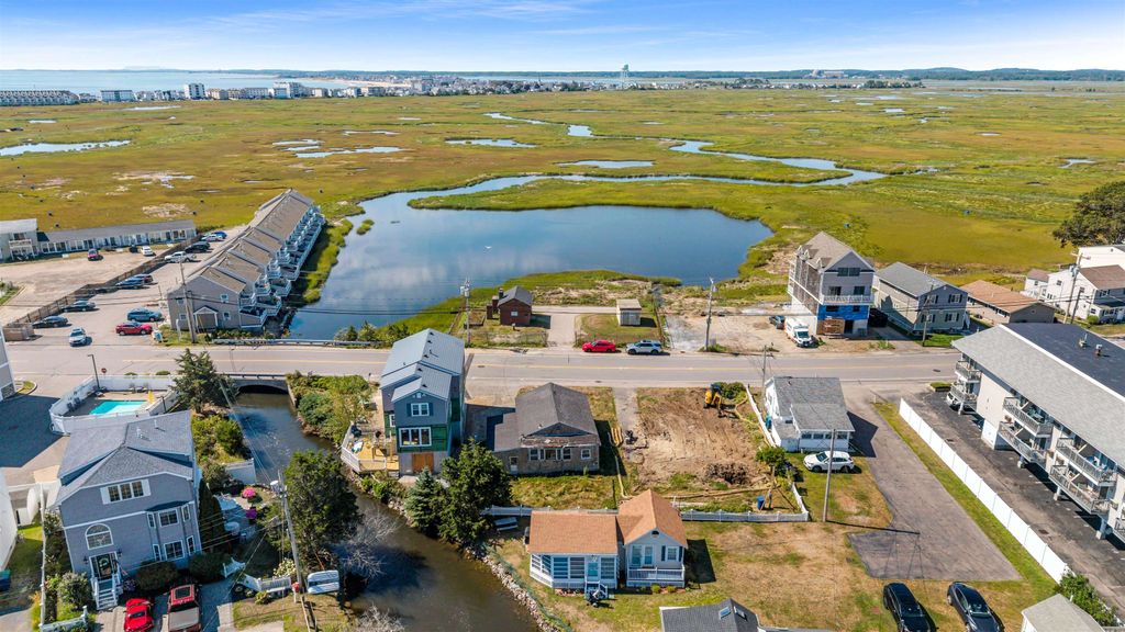 Image 14 of property listing at 562 Winnacunnet Road, Hampton, NH 03842