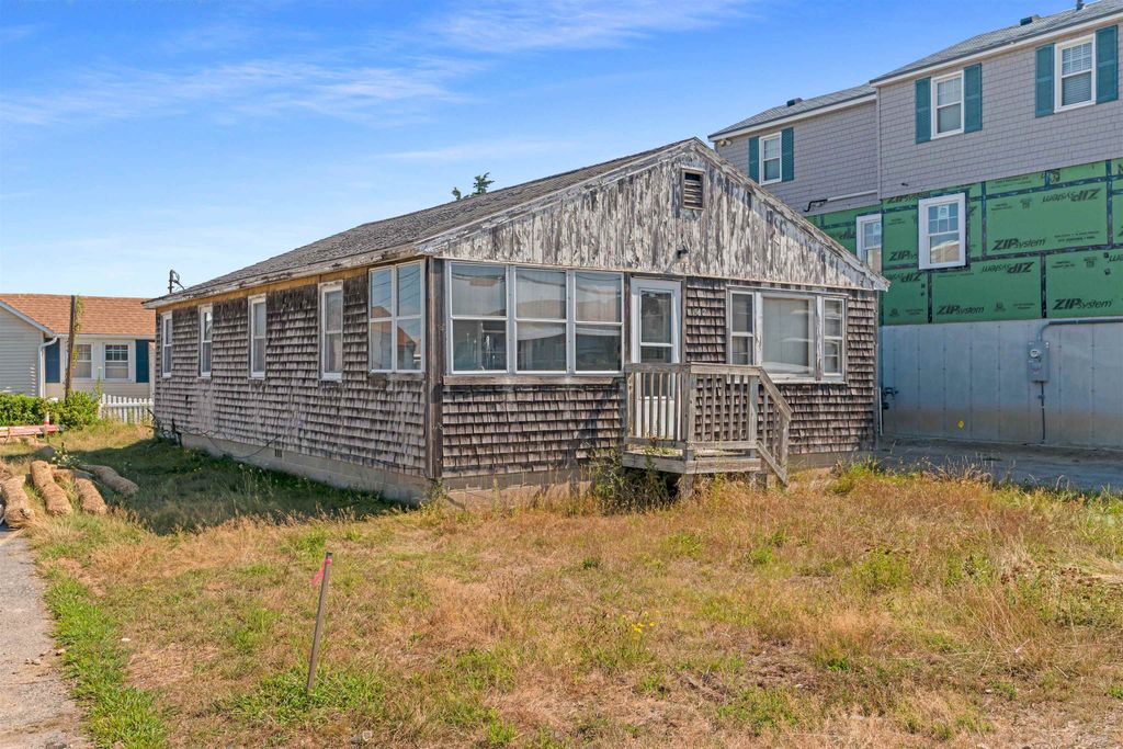Image 3 of property listing at 562 Winnacunnet Road, Hampton, NH 03842