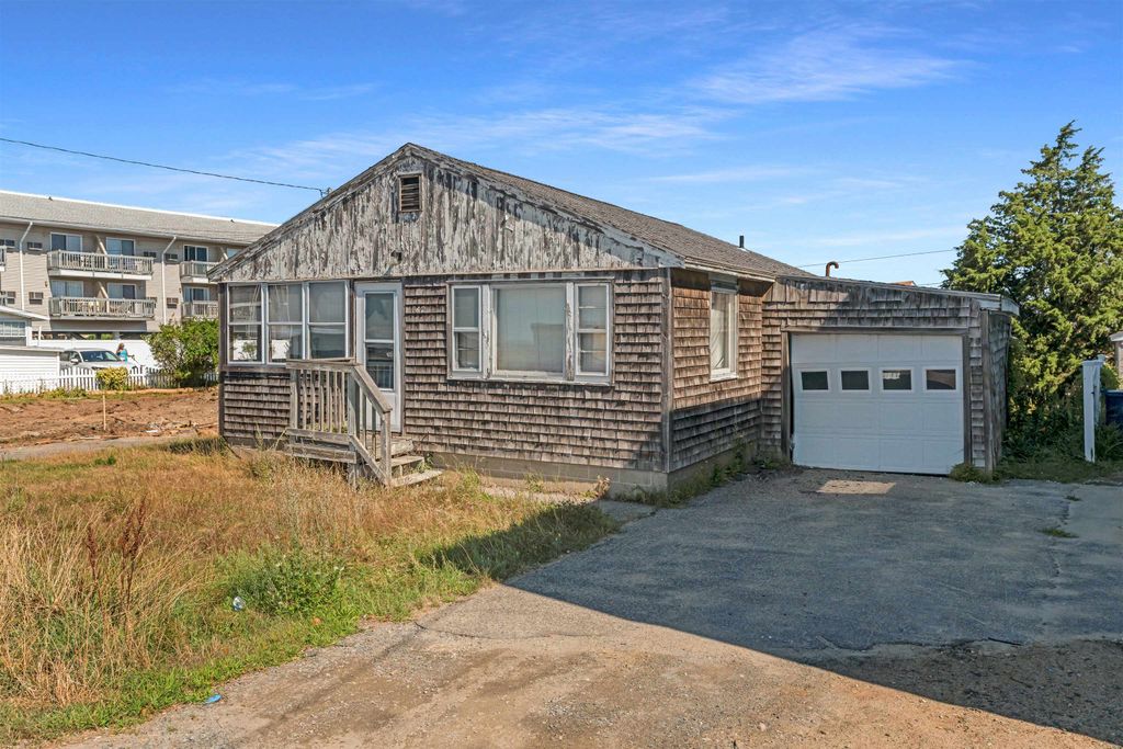 Image 4 of property listing at 562 Winnacunnet Road, Hampton, NH 03842