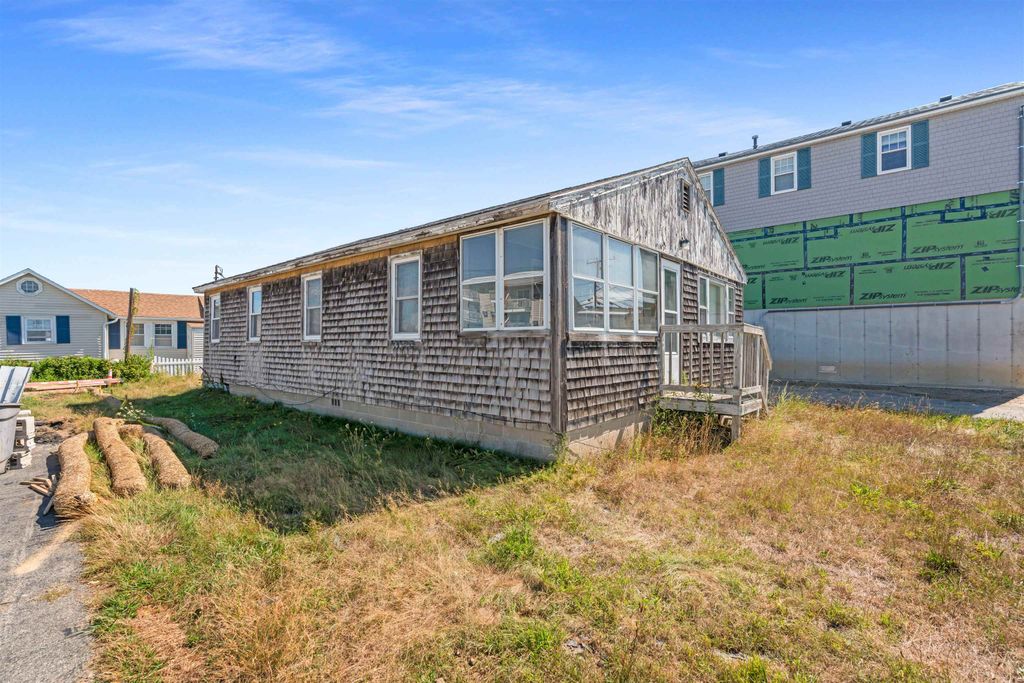 Image 5 of property listing at 562 Winnacunnet Road, Hampton, NH 03842