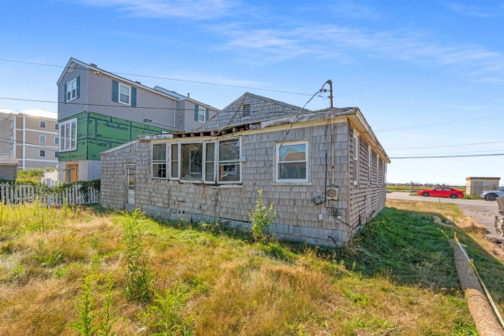 Image 6 of property listing at 562 Winnacunnet Road, Hampton, NH 03842