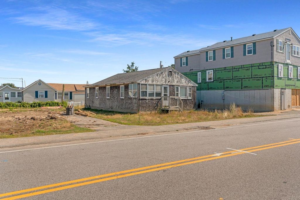 Image 7 of property listing at 562 Winnacunnet Road, Hampton, NH 03842