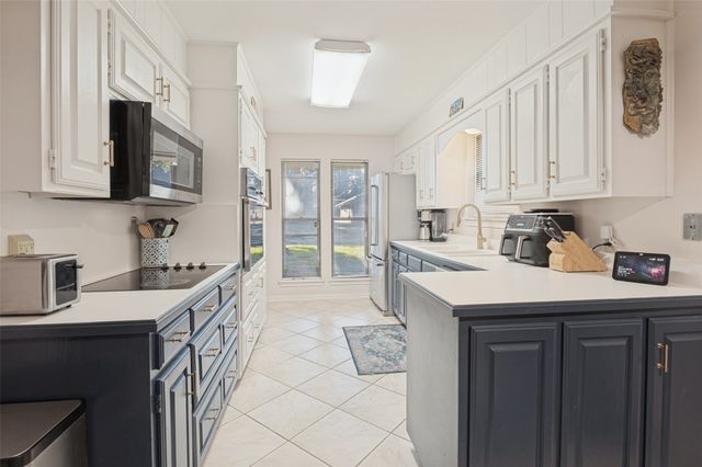 2403 Radcliffe Drive, Arlington, TX 76012