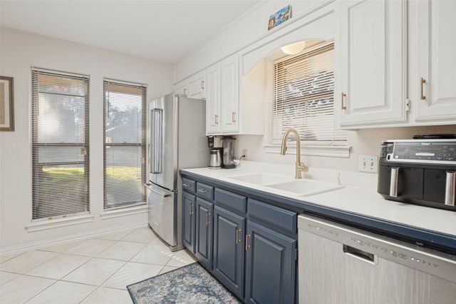 2403 Radcliffe Drive, Arlington, TX 76012