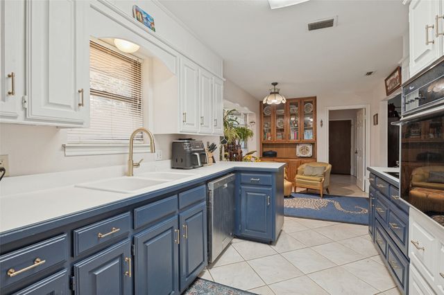 2403 Radcliffe Drive, Arlington, TX 76012