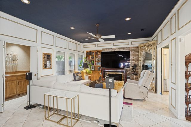 2403 Radcliffe Drive, Arlington, TX 76012