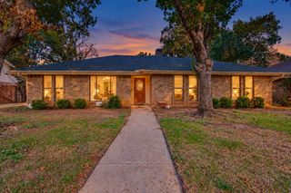 2403 Radcliffe Drive, Arlington, TX 76012
