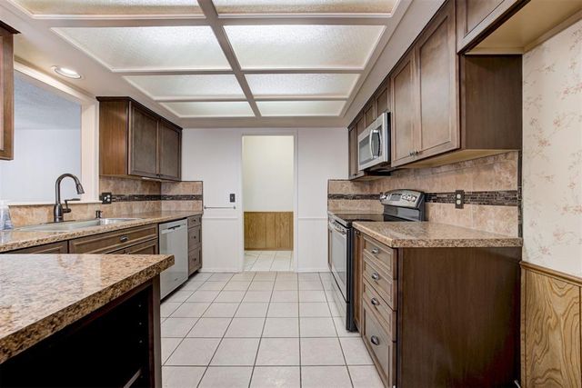 140 Oak Tree Lane, Midwest City, OK 73130