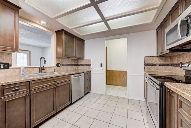 140 Oak Tree Lane, Midwest City, OK 73130