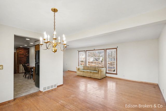 4732 Foxcroft Avenue NW, Comstock Park, MI 49321