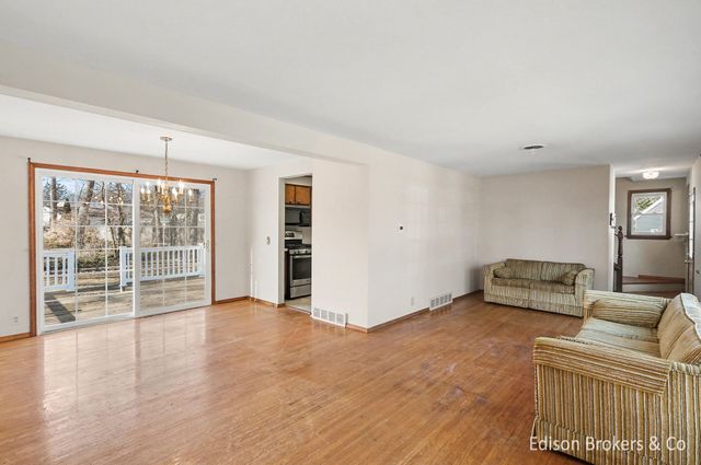 4732 Foxcroft Avenue NW, Comstock Park, MI 49321