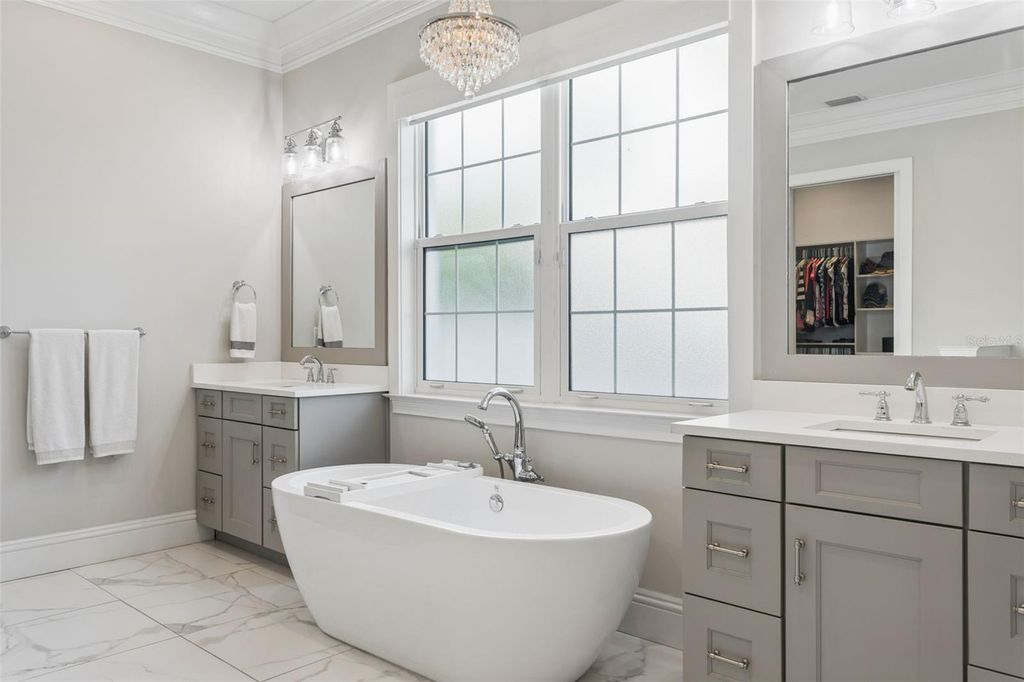 Image 24 of property listing at 2509 W PALM DRIVE, Tampa, FL 33629