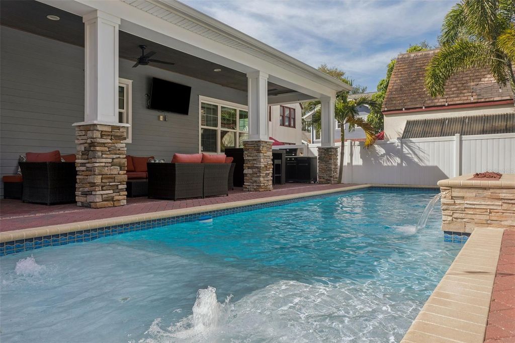 Image 43 of property listing at 2509 W PALM DRIVE, Tampa, FL 33629