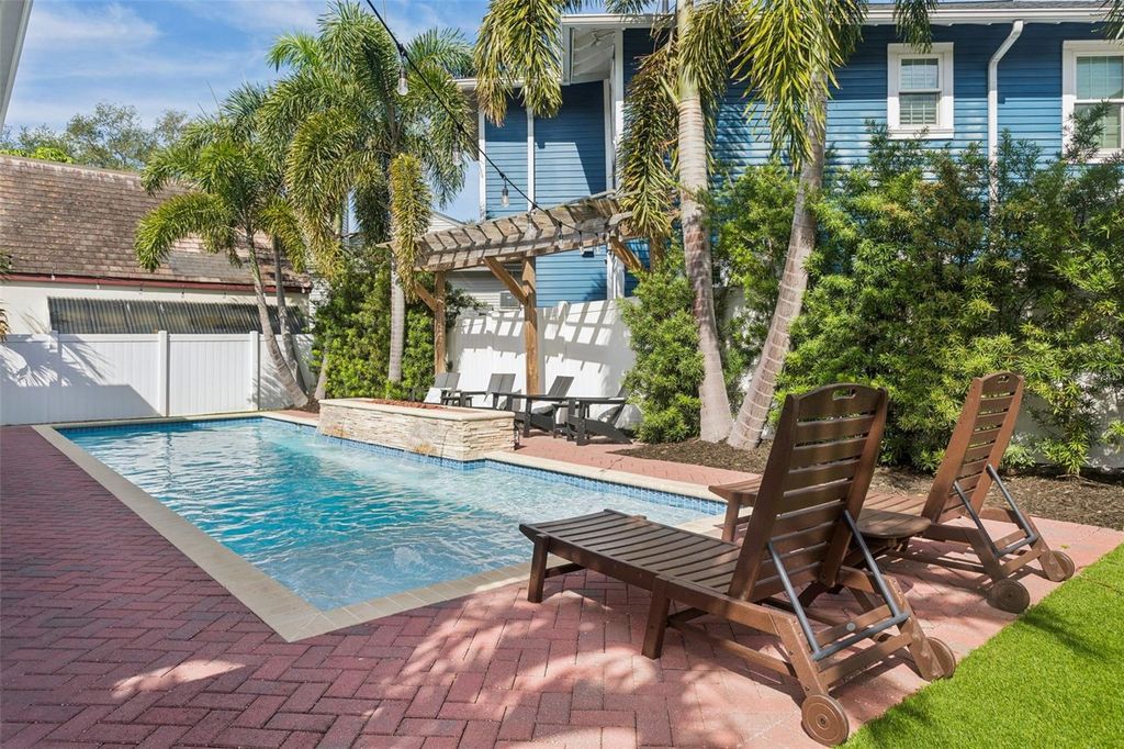 Image 45 of property listing at 2509 W PALM DRIVE, Tampa, FL 33629