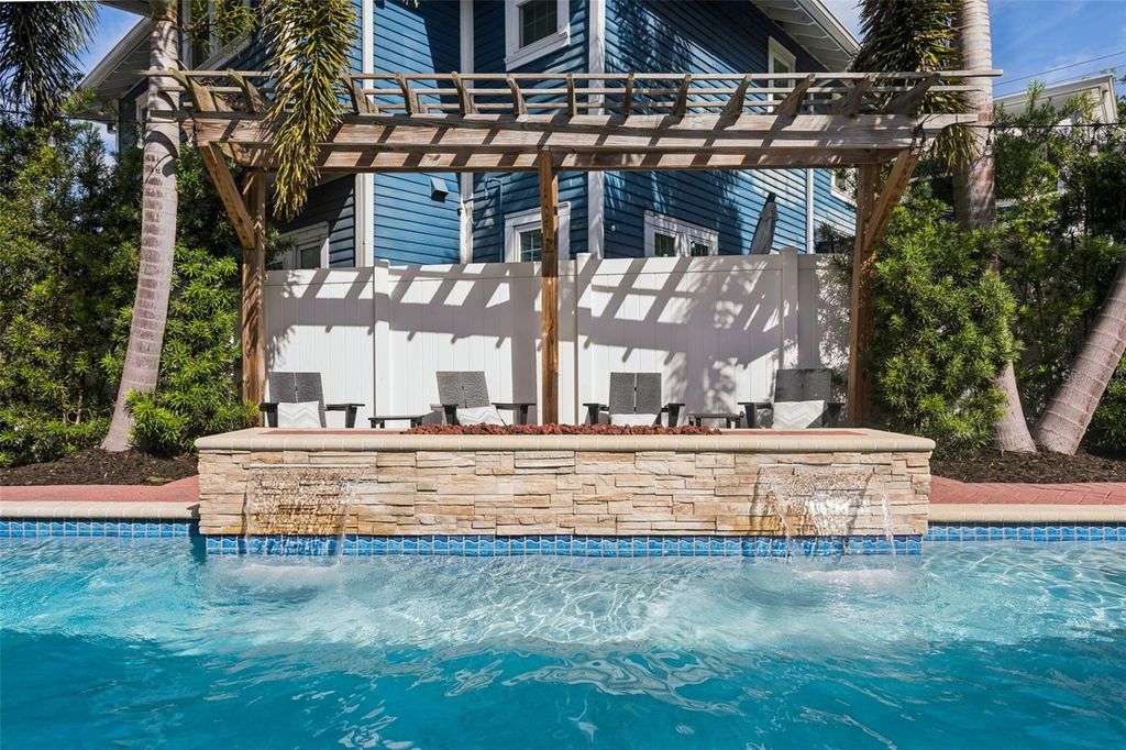 Image 47 of property listing at 2509 W PALM DRIVE, Tampa, FL 33629