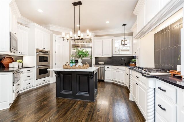 525 Glengate Cove, Atlanta, GA 30328