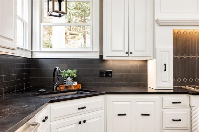 525 Glengate Cove, Atlanta, GA 30328