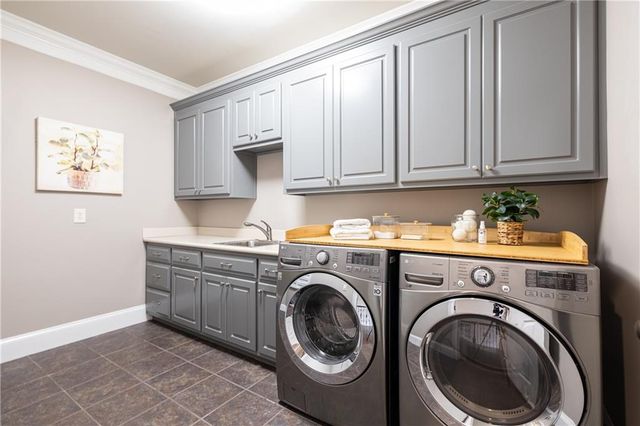 525 Glengate Cove, Atlanta, GA 30328