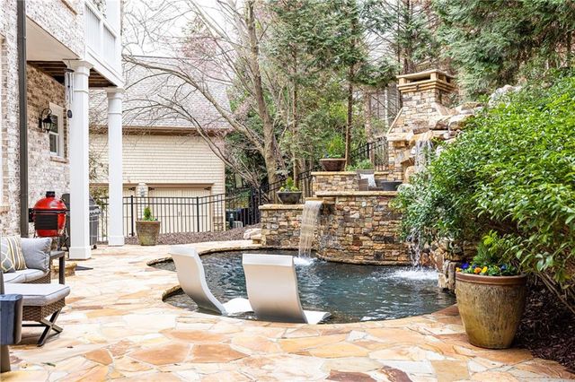 525 Glengate Cove, Atlanta, GA 30328