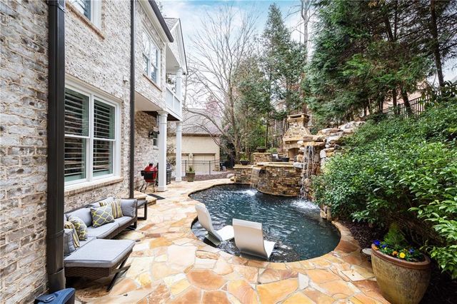 525 Glengate Cove, Atlanta, GA 30328