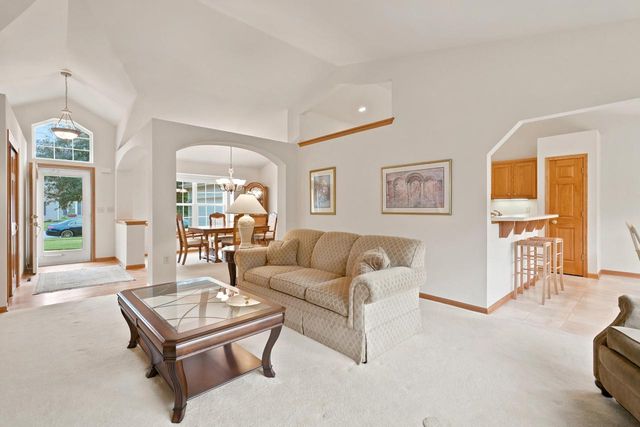 268 Lakeridge DRIVE, Oconomowoc, WI 53066
