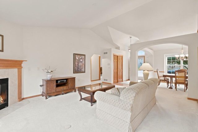 268 Lakeridge DRIVE, Oconomowoc, WI 53066