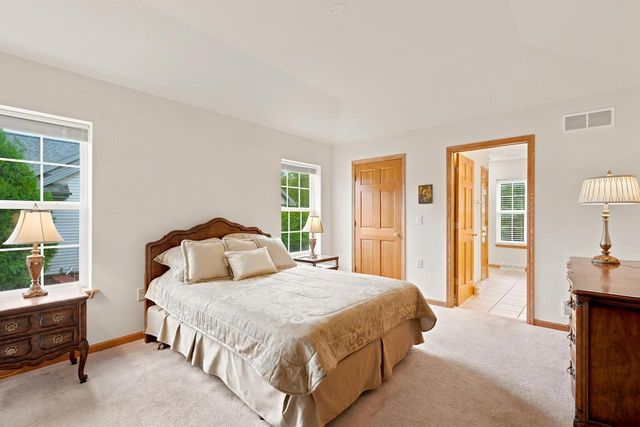 268 Lakeridge DRIVE, Oconomowoc, WI 53066