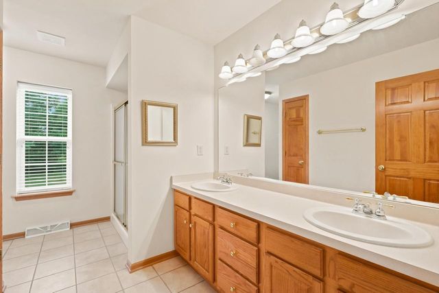 268 Lakeridge DRIVE, Oconomowoc, WI 53066
