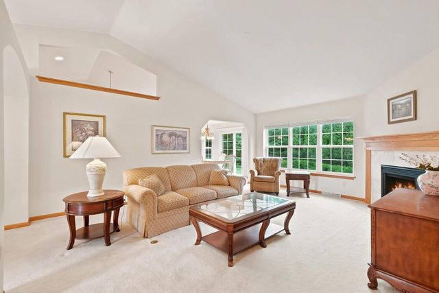 268 Lakeridge DRIVE, Oconomowoc, WI 53066