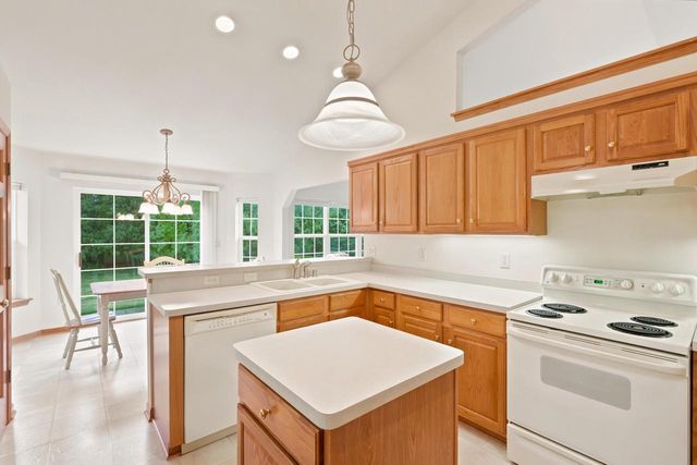 268 Lakeridge DRIVE, Oconomowoc, WI 53066