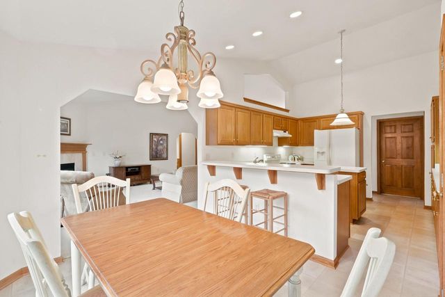 268 Lakeridge DRIVE, Oconomowoc, WI 53066