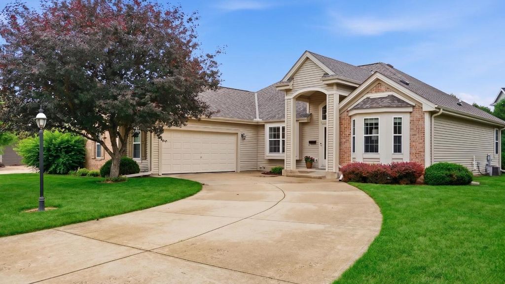 268 Lakeridge DRIVE, Oconomowoc, WI 53066