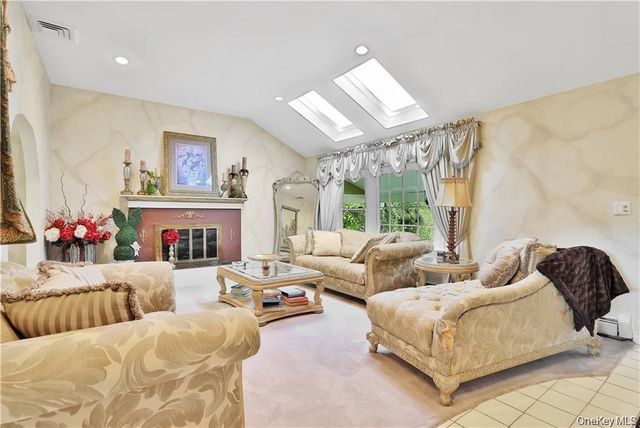 2 Split Tree Drive, New Windsor, NY 12553