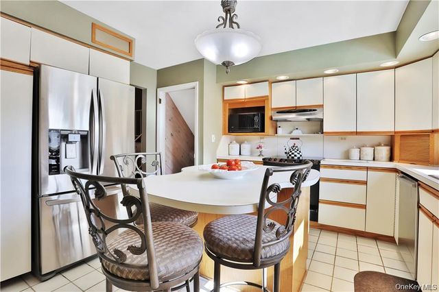 2 Split Tree Drive, New Windsor, NY 12553