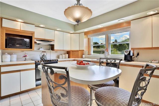 2 Split Tree Drive, New Windsor, NY 12553