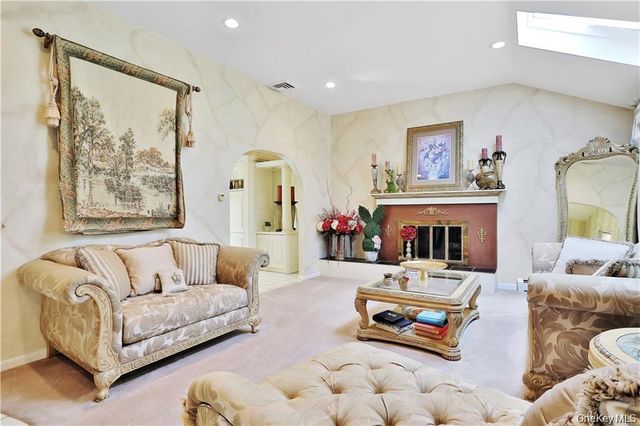 2 Split Tree Drive, New Windsor, NY 12553