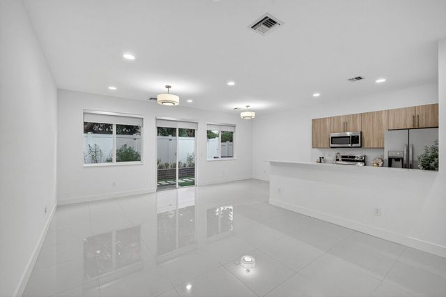 737 SE 1st Ct 737, Pompano Beach, FL 33060