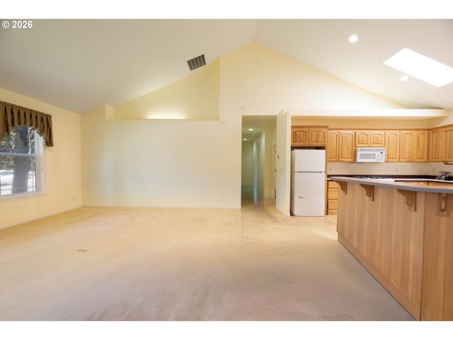 1243 DELROSE Dr, Springfield, OR 97477