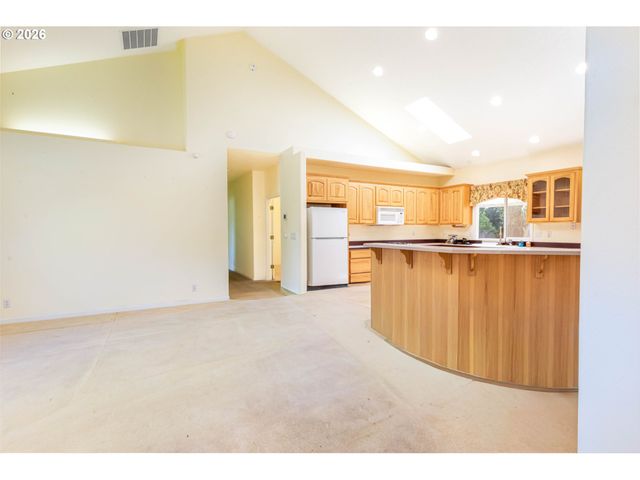 1243 DELROSE Dr, Springfield, OR 97477