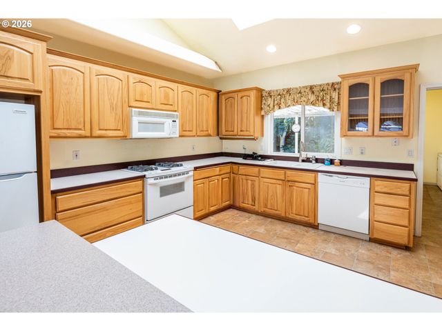 1243 DELROSE Dr, Springfield, OR 97477