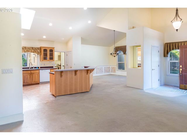 1243 DELROSE Dr, Springfield, OR 97477