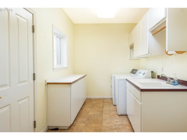 1243 DELROSE Dr, Springfield, OR 97477