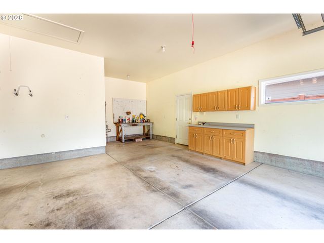 1243 DELROSE Dr, Springfield, OR 97477