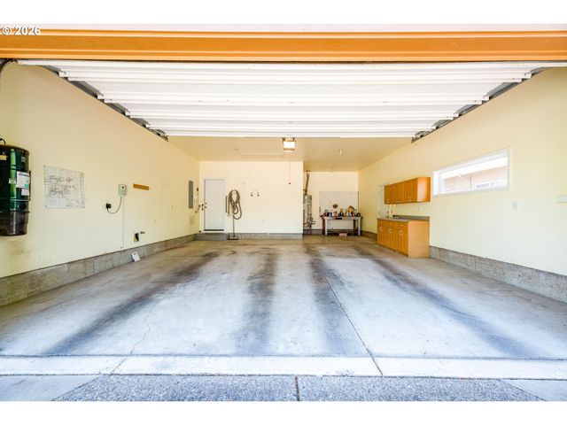 1243 DELROSE Dr, Springfield, OR 97477