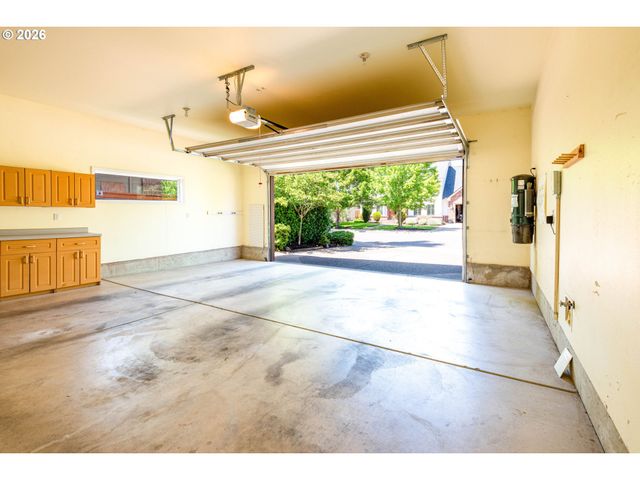 1243 DELROSE Dr, Springfield, OR 97477